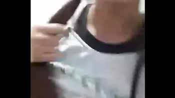 Latina fitness se corre en baño de gym