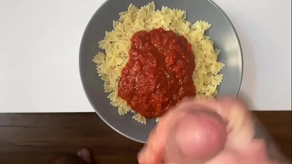 JE MANGE LES PATES AU SPERME DE MON HOMME ET J'ADORE CA !