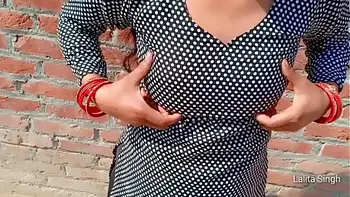 पड़ोस की लडकी को दीवार के पीछे लपका कर चोदा