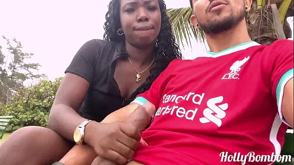 Fui dar uma volta de bike na praia de Piratininga e acabei batendo uma e chupando a rola de um desconhecido em público