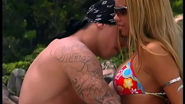 Priscila Prado, bien bronzée, se fait baiser dans le cul sur un bateau