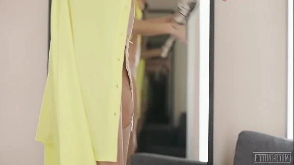 FITTING-ROOM - Quando Melena Maria indossa le stockings vuole scoparsi la figa