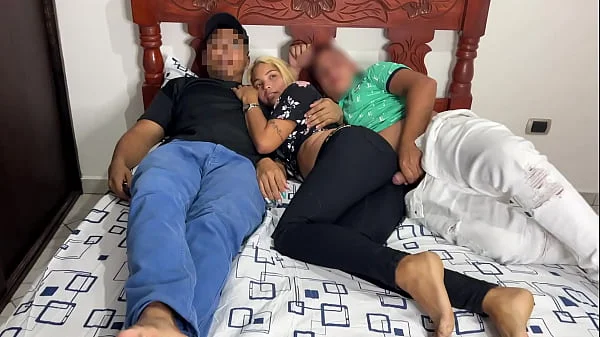 Viendo Película con Mi Novio y su Mejor Amigo que se Acuesta al Lado mio y Empieza a Tocarme el Culo al Lado de mi Novio Distraido NTR Netori