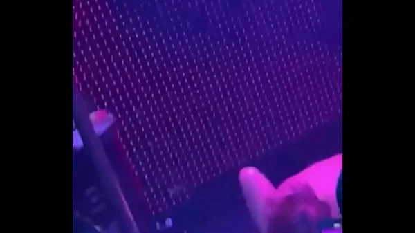 Fã pelada no show da pipokinha fazendo oral nela completo
