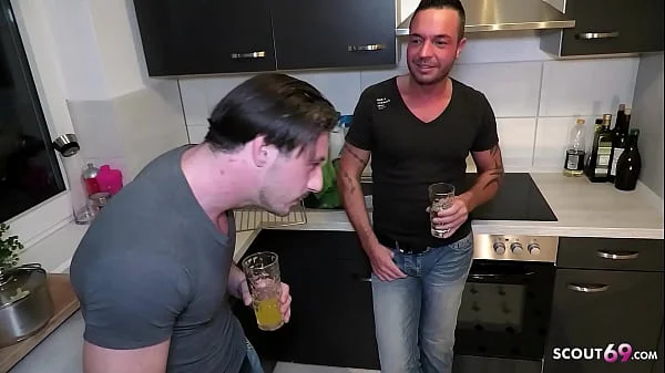 Deutsche Latex Schlampe Lara Cumkitten bei Amateur Dreier gefickt