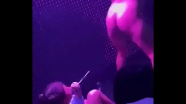 Fã pelada fazendo oral e mamando MC Pipokinha no palco