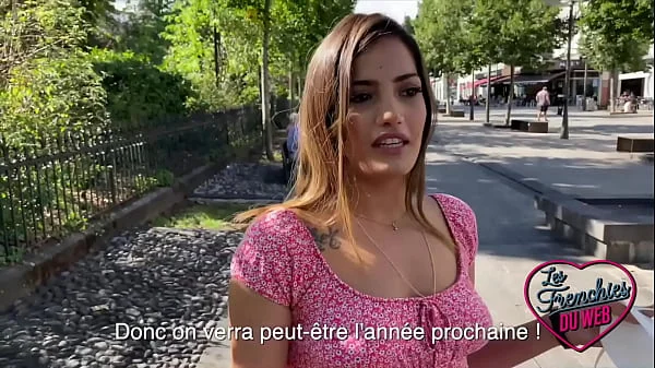 Pénélope profite d'un plan à trois pendant ses vacances