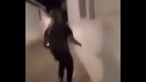 Viral- Sacerdote besando y acariciando a una joven hermosa dentro de la iglesia