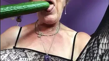 Oma speelt met komkommer