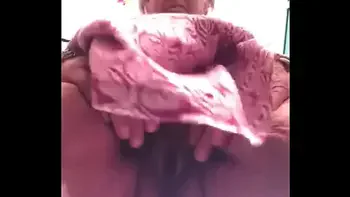 Oma in park zonder slipje