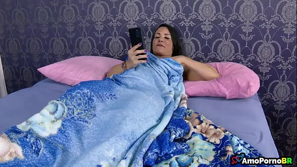 Madrasta na menopausa espia o celular do enteado para imaginar besteiras
