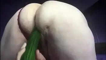 Oma op zijn hondjes  komkommer