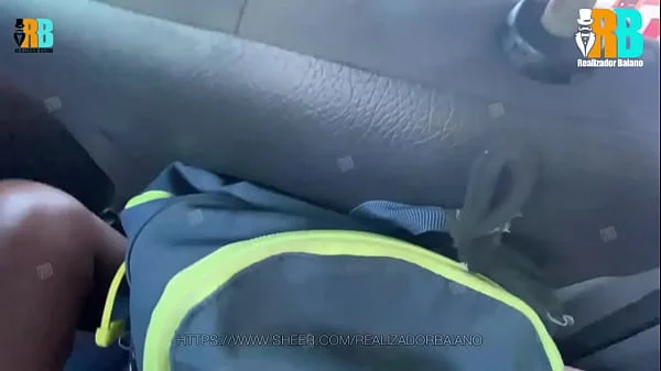 Pegando carona com colega casada da faculdade, Hotwife batendo punheta pro comedor na frente do motorista do aplicativo - Completo XvideosRed