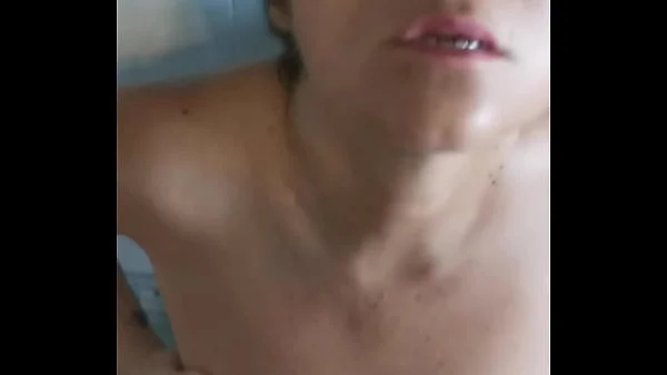 Mi masturbo il clitoride e poi faccio un caldo pompino  che mi riempie la bocca di sperma