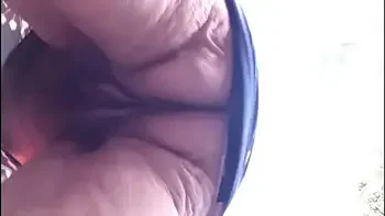 Oma harige kut onder jurk