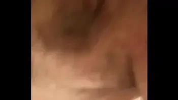 Oma harige kut onder jurk