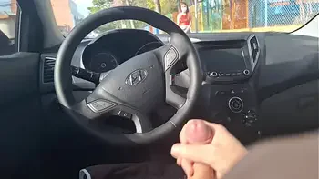 Pedindo informações na rua para uma bela mulher no ponto de ônibus!