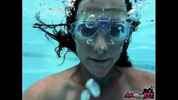 Brunette Cougar Sofie Marie Plays Her Pussy While Underwater