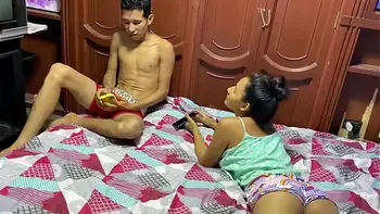 follo con mi hermanastro para que el me de sus tarjetas para salir con mi amiga