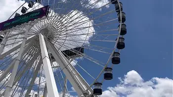 Public lesbian sex in amusement park (real)