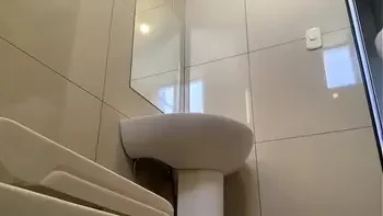 Camara espia universitaria argentina baño de la universidad Católica de Chile