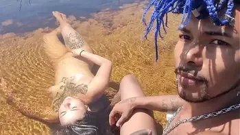 Na Praia Novinha Ficou Com Vergonha de Continua Mamando Por Causa de Estranhos Olhando | Halloween