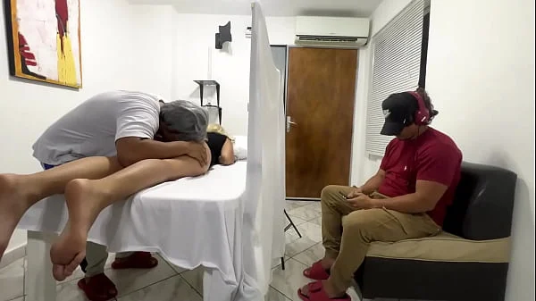 A mi Esposa le Estan Haciendo Masajes al lado Pero yo no Puedo Ver me Parece Que el Doctor es un Pervertido NTR JAV