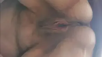 Oma harige kut  onder jurk