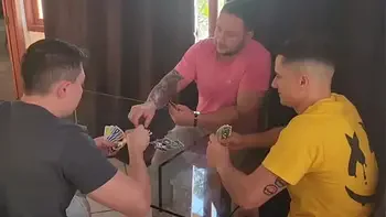 Meu marido chamou os amigos para irem em casa e eu dei pra todos!