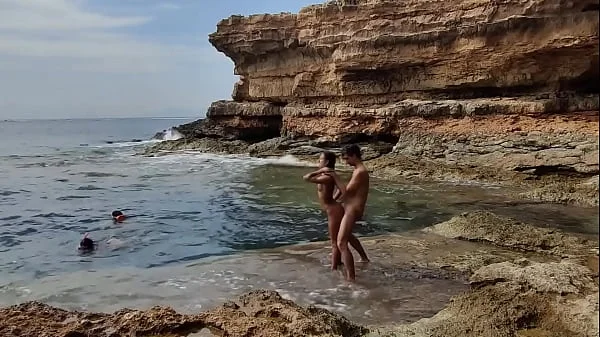 Buceadoras nos miran follar en la playa