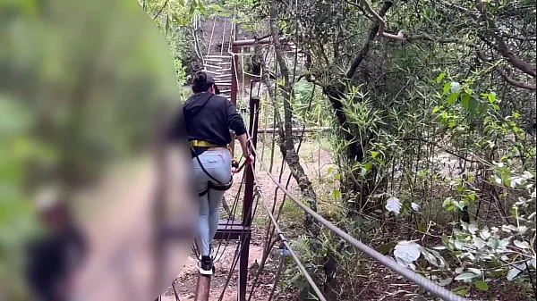 Sexo lésbico al aire libre después de una dosis de adrenalina.