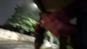 Arrisquei masturbar no ponto de ônibus ao lado da garota ruiva!