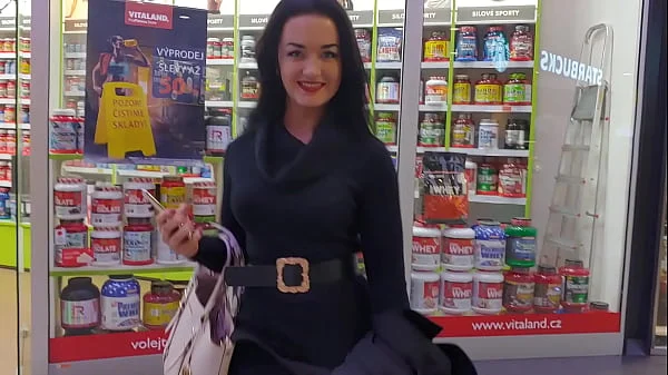 Succhia e beve sborra di due cazzoni nel cesso di un centro commerciale