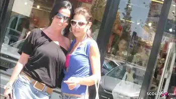 Echte Lesben besorgen es sich im Kaufhaus in Umkleidekabine - German Lesbian