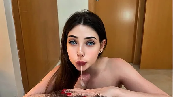 AHH que asco tiene la polla muy peluda , tengo que chupar la polla a mi padrastro el gordo , para que me compre el nuevo iphone