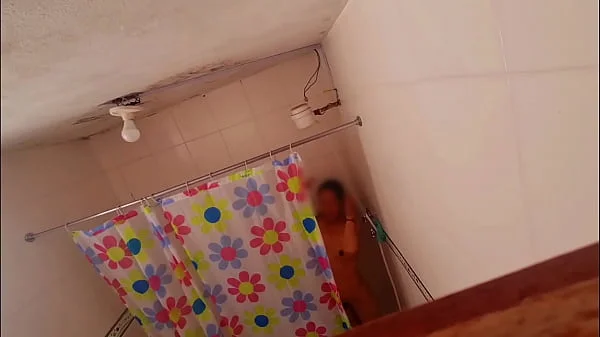 Espiando a la amiga de mi esposa de vacaciones