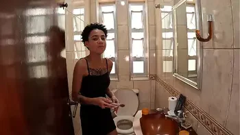 Larinha Small nos bastidores da mansão do Ted