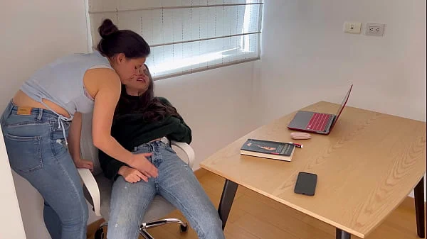 Cumplo mi fetiche de tener sexo lésbico con jeans.