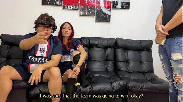 Mi Novio Estupido Pierde la Apuesta Del Partido de Futbol Con su Amigo y Tuve que Ser Follada Como Una Puta Mientras el me Mira NTR