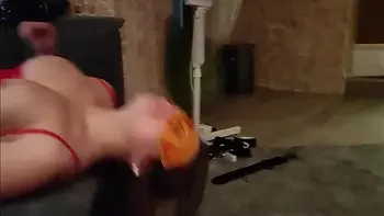 Scharfes Teen mit dicken Titten wird ins Maul gefickt und schluckt Sperma