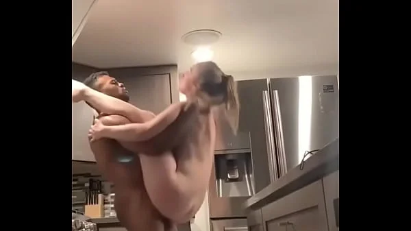 Se coge a la novia de su amigo en la cocina