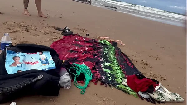 Safadas na praia com alguns caras aleatórios. na praia de nudismo não tem como não gozar com esse vídeo