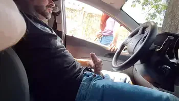 Arriscando punheta e pedindo informações pra desconhecida gostosa!