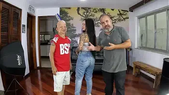 Anna Belutti estreando na mansão do Ted