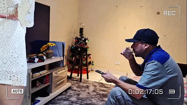 Gostosa atende manutencista de net em sua casa para consertar seu computador no quarto