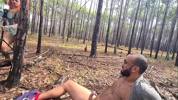 Ruiva gostosa fazendo exibicionismo na trilha que acaba em sexo ao ar livre ** Completo no RED