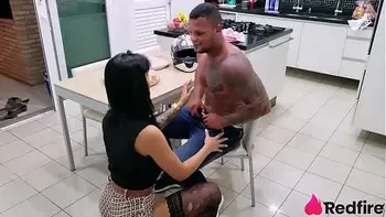 Shay seduziu entregador bem dotado e fez anal no pelo
