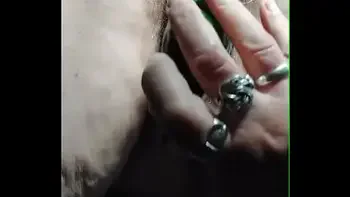 Oma neukt oude hairige kut met komkommer