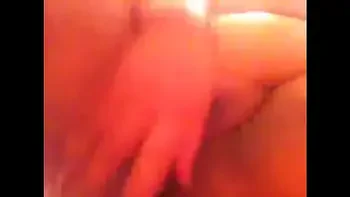 GORDITA MASTURBANDOSE EN EL BAÑO