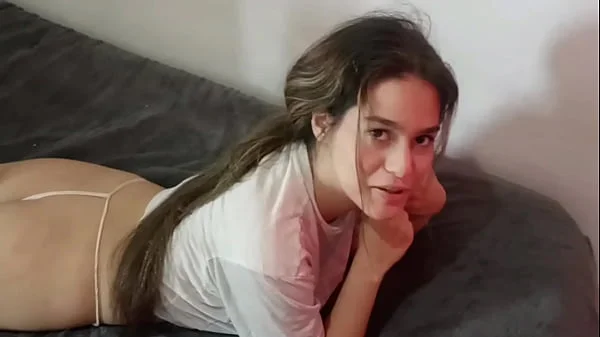 Mi pequeña hermanastra me convence con una dura follada por el culo a cambio de que la deje tener novio. Me corro adentro de ella. H.L.